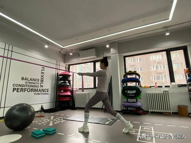 盘点各种女明星的露脐装，这7位女星一个比一个爱秀身材