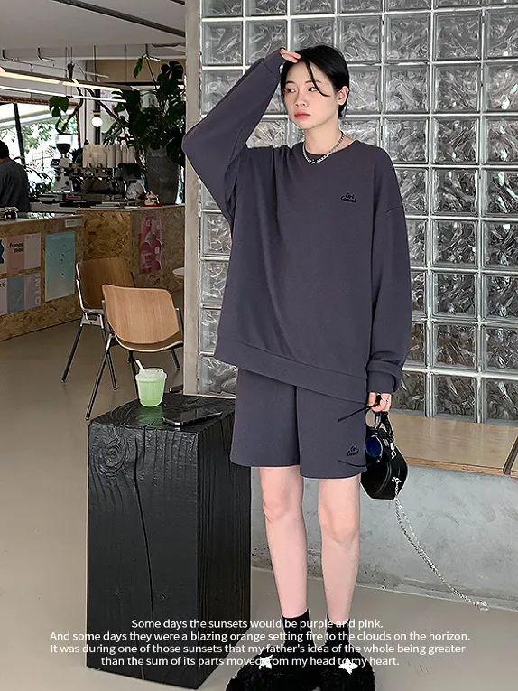 秋冬长款卫衣怎么搭配好看，长款卫衣下面别配小脚裤