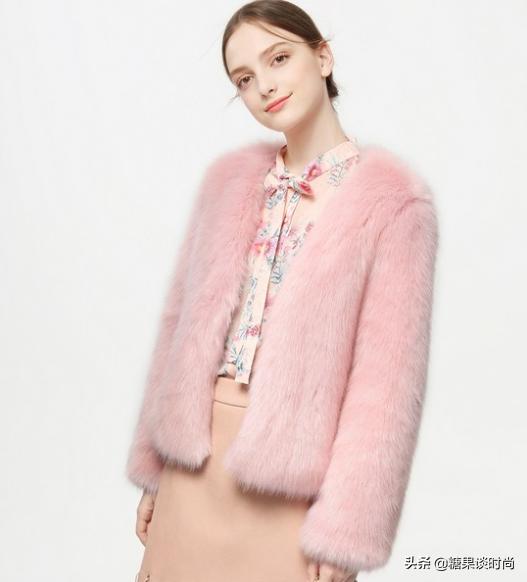 黑色皮草搭配图片，黑色长款皮草外套冬季搭配（穿黑色皮草配围巾品味真高）