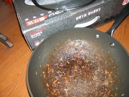 毒铁锅为何屡禁不止，炒菜用的铁锅用哪个比较安全呢