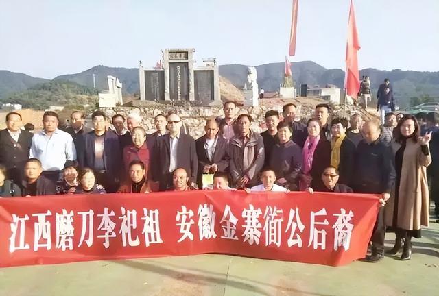 在家翻一百年以前的老族谱，想知道祖上兴不兴旺
