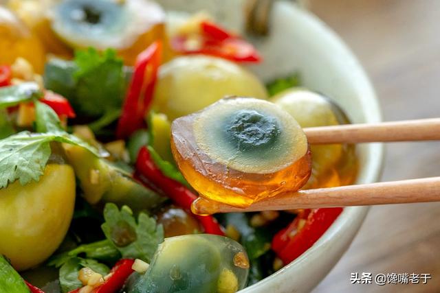 皮蛋能直接吃吗，刚买回家的皮蛋（买回来的皮蛋能直接吃吗）