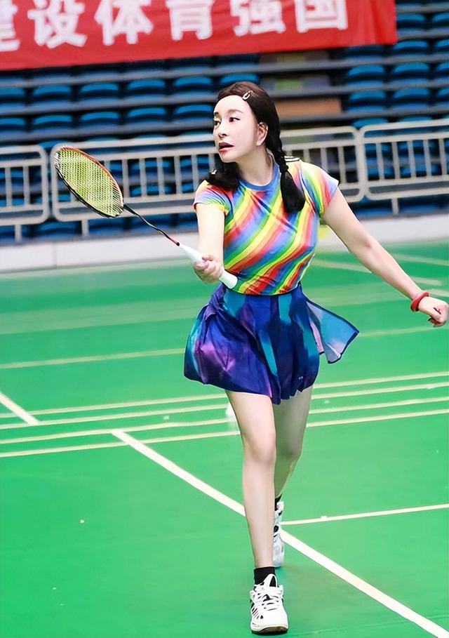刘晓庆素颜近照，刘晓庆现在素颜照（穿酒红色羽绒服配小黑裤）