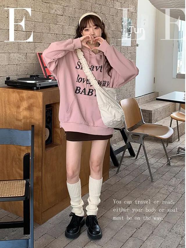 秋冬长款卫衣怎么搭配好看，长款卫衣下面别配小脚裤