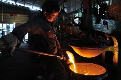 毒铁锅为何屡禁不止，炒菜用的铁锅用哪个比较安全呢