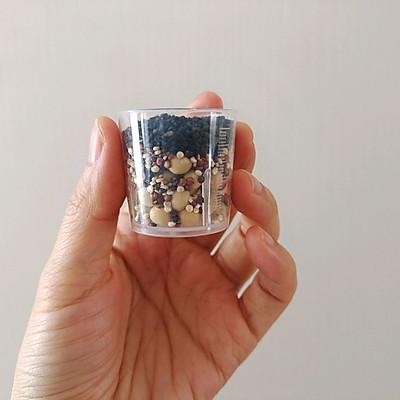 石磨花生豆浆怎么做好吃，大厨教我的藜麦黑芝麻豆浆的做法