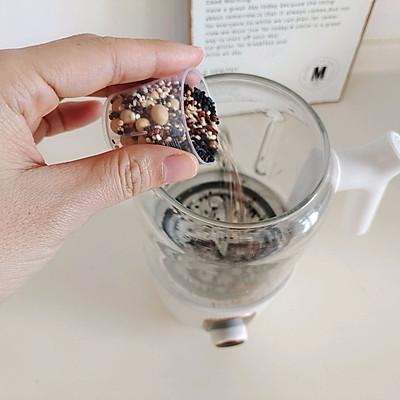 石磨花生豆浆怎么做好吃，大厨教我的藜麦黑芝麻豆浆的做法