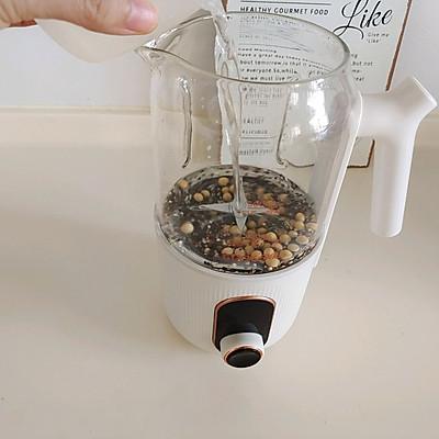 石磨花生豆浆怎么做好吃，大厨教我的藜麦黑芝麻豆浆的做法