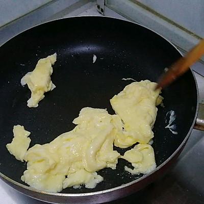 蒜苗炒鸡蛋怎么炒，蒜苗炒鸡蛋的简单做法（原来诀窍在这里）