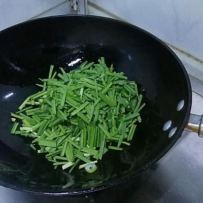 蒜苗炒鸡蛋怎么炒，蒜苗炒鸡蛋的简单做法（原来诀窍在这里）