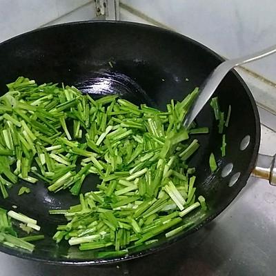 蒜苗炒鸡蛋怎么炒，蒜苗炒鸡蛋的简单做法（原来诀窍在这里）