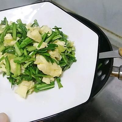 蒜苗炒鸡蛋怎么炒，蒜苗炒鸡蛋的简单做法（原来诀窍在这里）