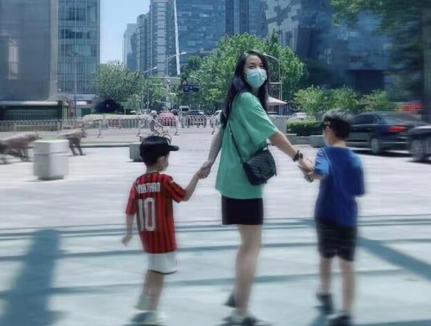  靳东的妻子李佳个人资料，一嫁富商郭绍晖洒脱离婚