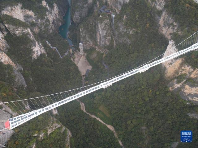 玻璃桥旅游景点在哪里，张家界玻璃桥著名旅游景点（屹立在川东的地质公园）