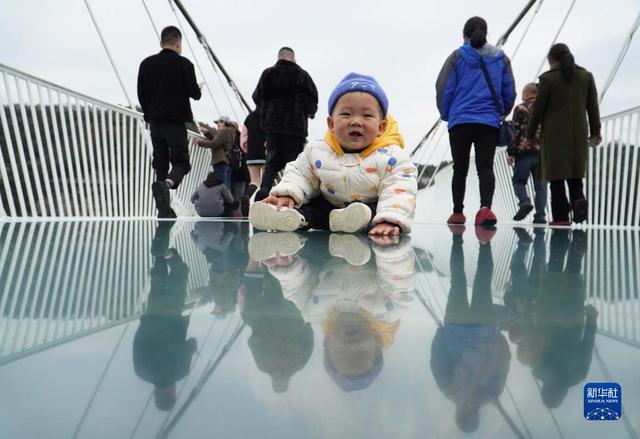 玻璃桥旅游景点在哪里，张家界玻璃桥著名旅游景点（屹立在川东的地质公园）