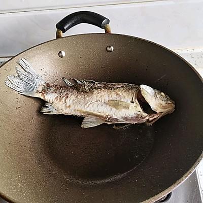 鲫鱼汤怎么做最有营养最美味，这道家常版鲫鱼汤一上桌