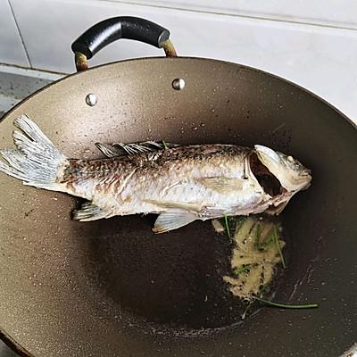 鲫鱼汤怎么做最有营养最美味，这道家常版鲫鱼汤一上桌