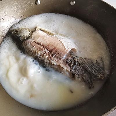 鲫鱼汤怎么做最有营养最美味，这道家常版鲫鱼汤一上桌