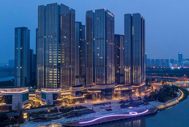 上海久光百货标识，年轻妈妈带宝宝在沪上逛商场公园