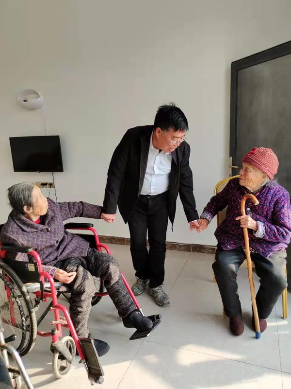 现任回龙村村长，商城县博士回村当