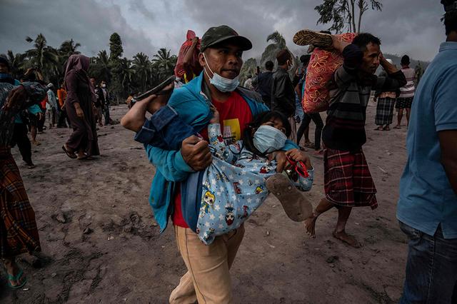 印尼火山喷发已致13人死亡，印尼塞梅鲁火山喷发已致13人死亡