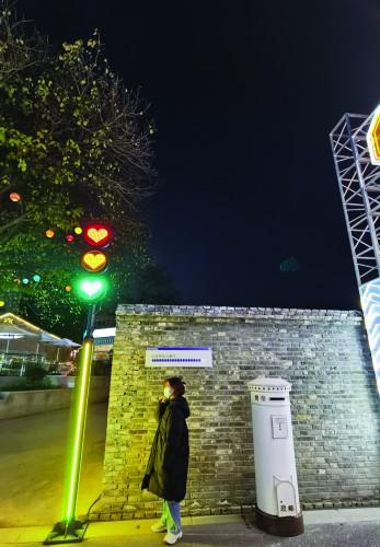 南京“善心交通信号灯”亮起时间是每日的15:30~22:00