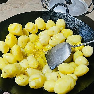 炕土豆的家常做法，一道宜昌特色美食炕土豆