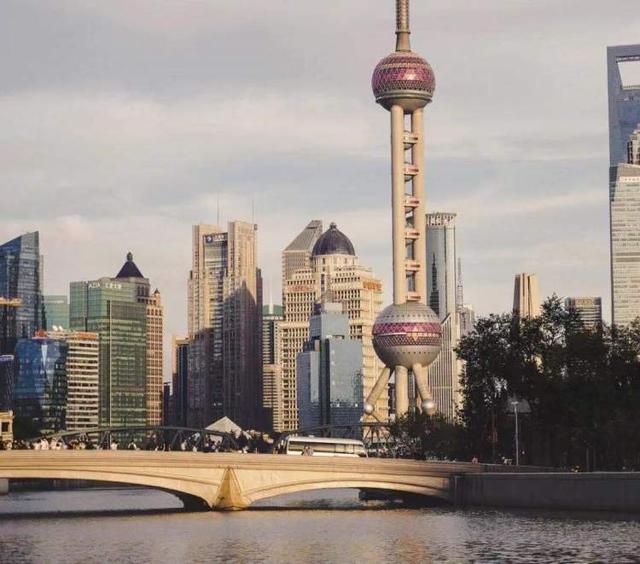 上海外滩夜景图片，外滩夜景美丽迷人让人流连忘返（上海市外滩夜景）