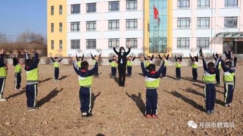 杏园小学第十届教师成长论坛，临沂杏园小学教师论坛四个“围绕”为新学期按下