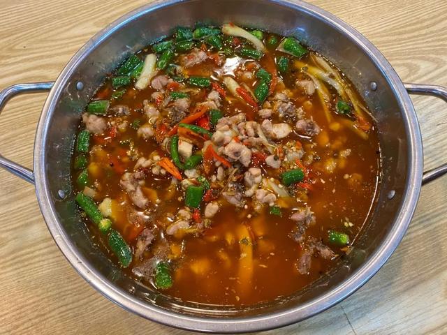最好吃的成都麻辣烤兔，喜欢抱着呲牙咧嘴的它
