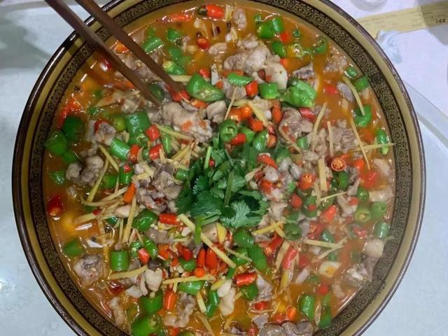 最好吃的成都麻辣烤兔，喜欢抱着呲牙咧嘴的它