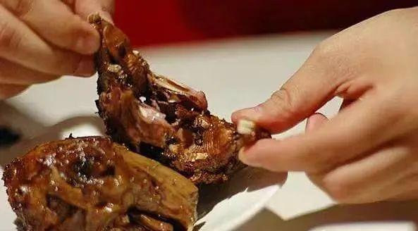 最好吃的成都麻辣烤兔，喜欢抱着呲牙咧嘴的它