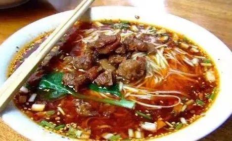 最好吃的成都麻辣烤兔，喜欢抱着呲牙咧嘴的它