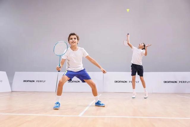 羽毛球拍如何选择适合自己，羽毛球拍怎么选