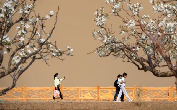 敦煌月牙泉景色，鸣沙山月牙泉