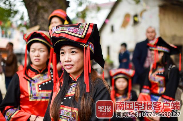 一套传统的壮族服装，不同地区和支系的广西壮族传统服装