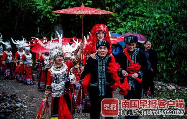 一套传统的壮族服装，不同地区和支系的广西壮族传统服装