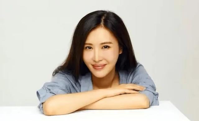 王石的老婆田朴珺身材有多好，蜂腰翘臀太吸睛