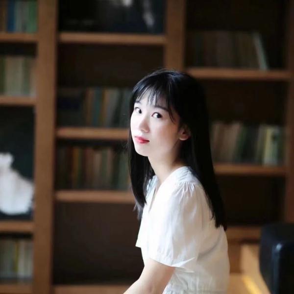 90后网红女老师上课，“高中女教师”上课照片走红网络