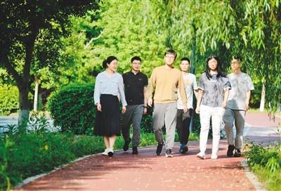 让创新成为引领发展第一动力，必须更加重视自主创新