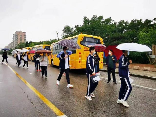 招远市一中中考现场，加油少年招远市4466名学子逐梦中考考场
