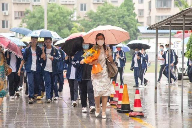 招远市一中中考现场，加油少年招远市4466名学子逐梦中考考场