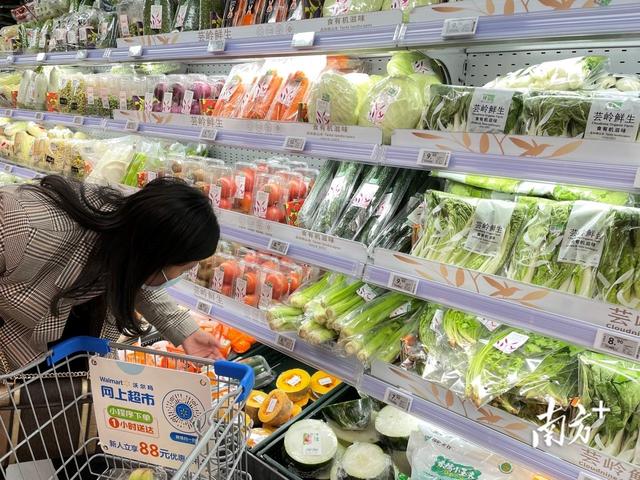 2017年连锁百强企业销售额，2017年中国连锁百强企业销售规模达到2.2万亿