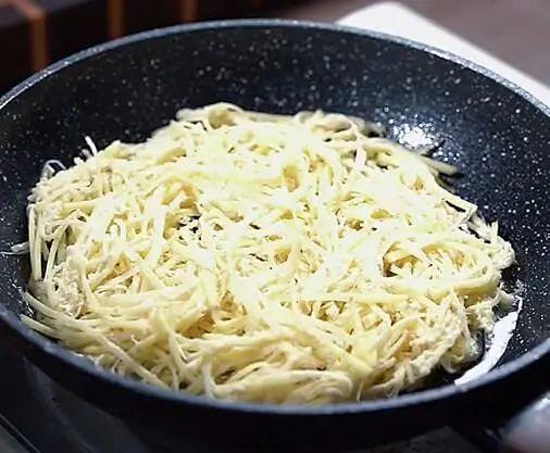 煎土豆丝饼怎么做，超简单的香煎土豆丝饼