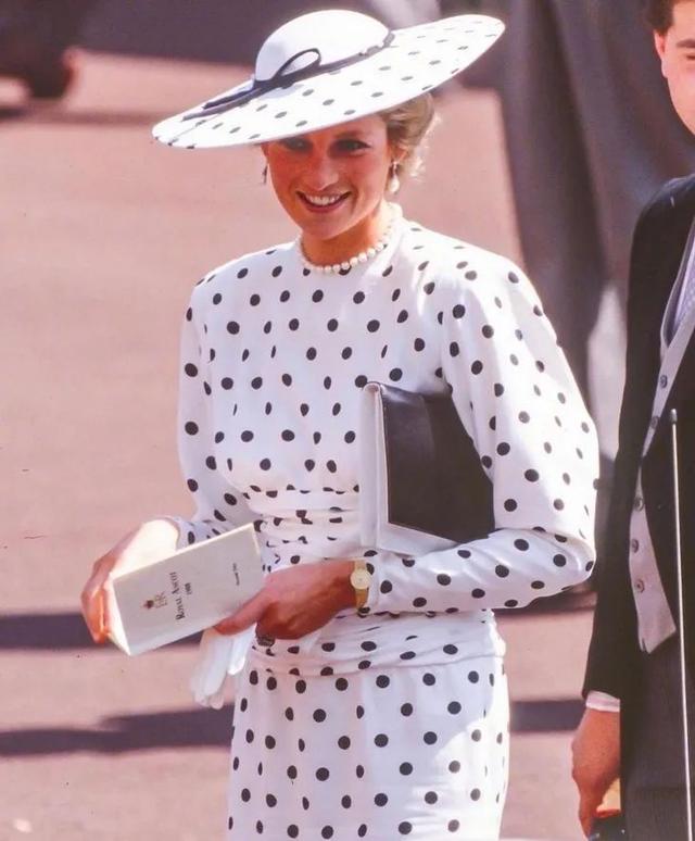 长脸必备耳环图片，长脸高颧骨适合什么耳饰（我这个大长脸终于也戴对了耳环）