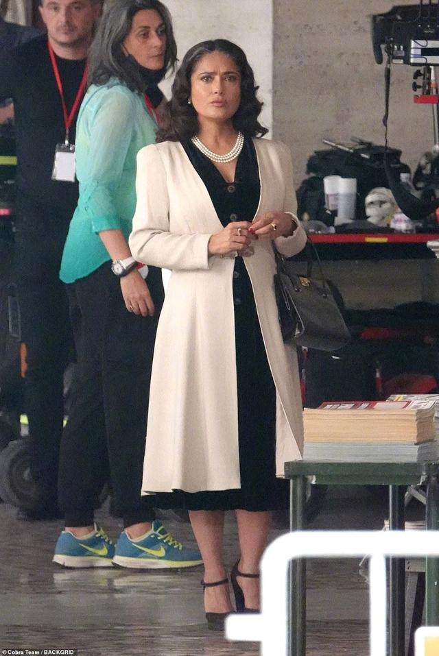 朱莉和皮特一起演的电影，朱莉自编自导新片战血殆尽发片场照