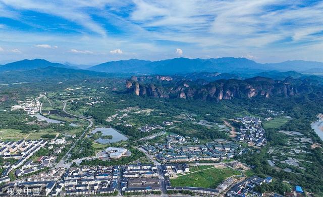 鹰潭市龙虎山名胜风景区简介概况，龙虎山丹霞峰林层峦叠嶂