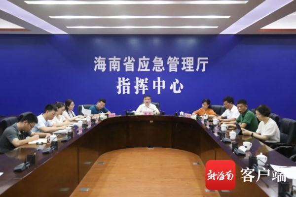 海南热带低压现场，热带低压今日上午将在三亚到万宁一带沿海登陆