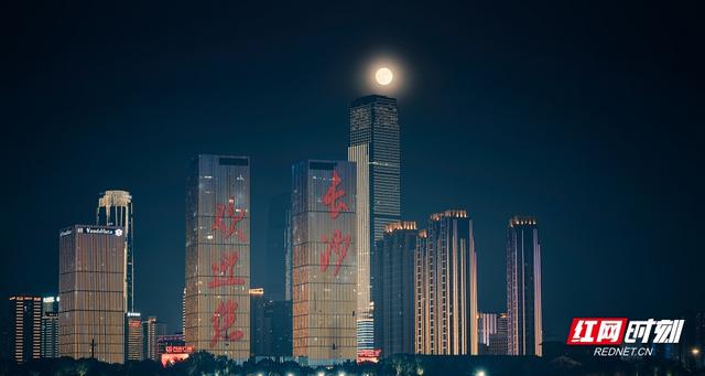 世界上最大最亮的超级月亮，今晚你拍到了全年最大的超级月亮吗