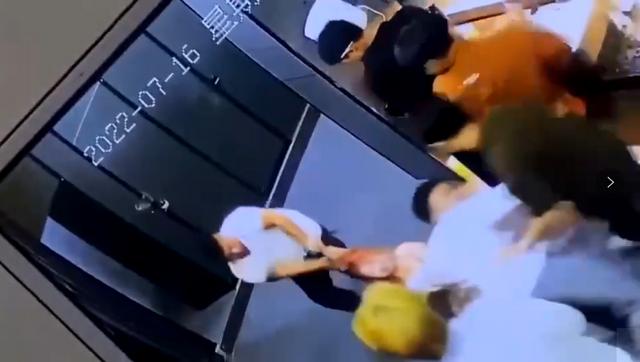 女子遭强行拖进厕所隔间后续，网传一名女子被男子强行拖进卫生间隔间